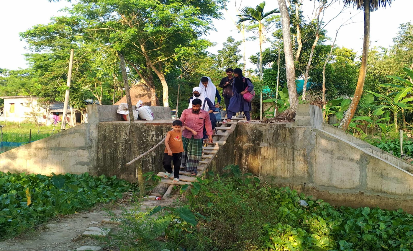ঠিকাদারের গা-ঢাকা, এলজিইডির নীরবতা—দুমকিতে সংযোগ সড়ক নির্মাণ অনিশ্চিত