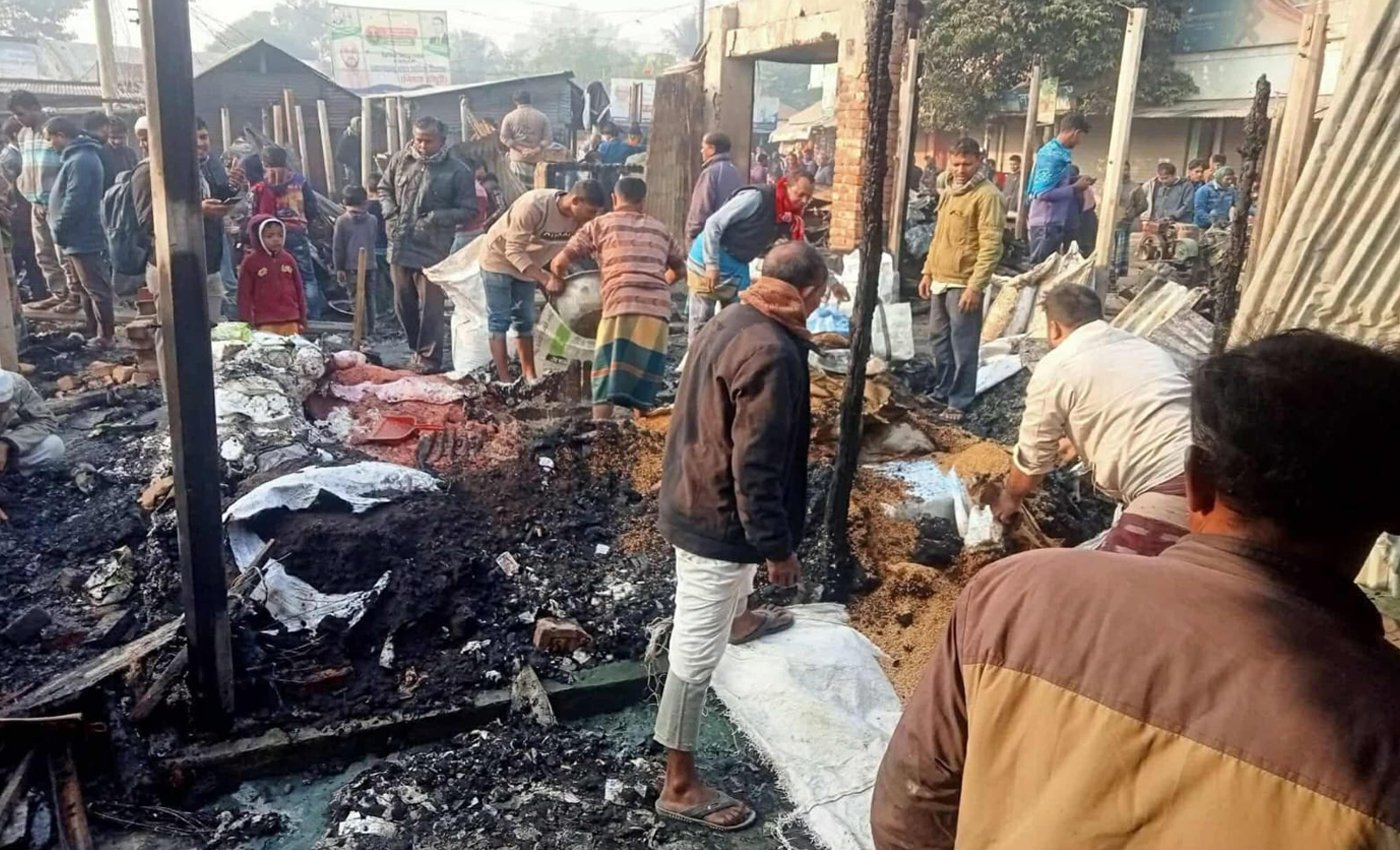 দিনাজপুরের বিরল উপজেলার বিরলে কালিয়াগঞ্জ বাজারে, মার্কেটে আগুন  নিয়ন্ত্রণে