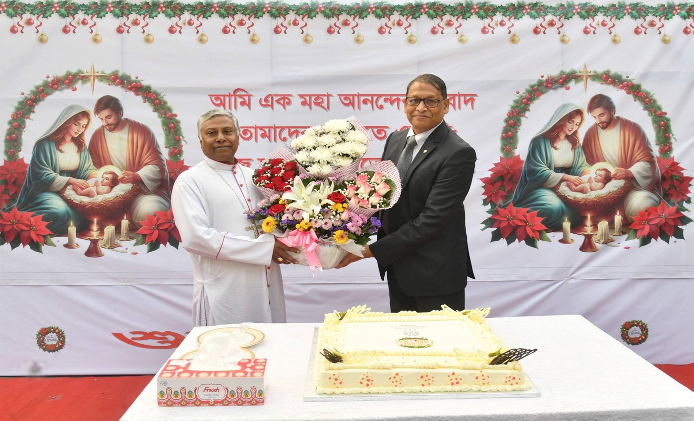 বড়দিনে সেন্ট মেরী’স ক্যাথিড্রাল চার্চে আইজিপির শুভেচ্ছা বিনিময়