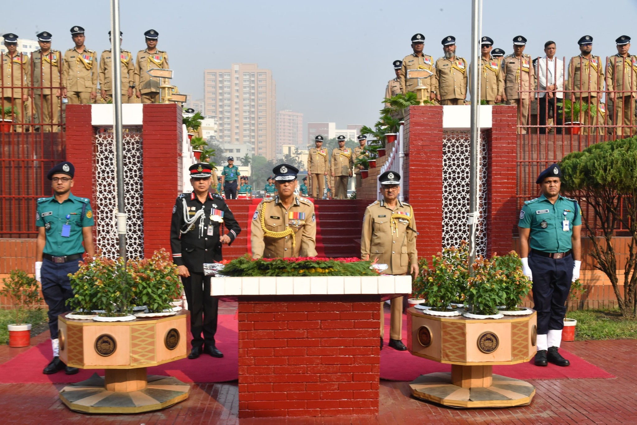 রাজারবাগ পুলিশ স্মৃতিসৌধে স্বরাষ্ট্র উপদেষ্টা, প্রধান উপদেষ্টার বিশেষ সহকারী, আইজিপি ও ডিএমপি কমিশনারের শ্রদ্ধা
