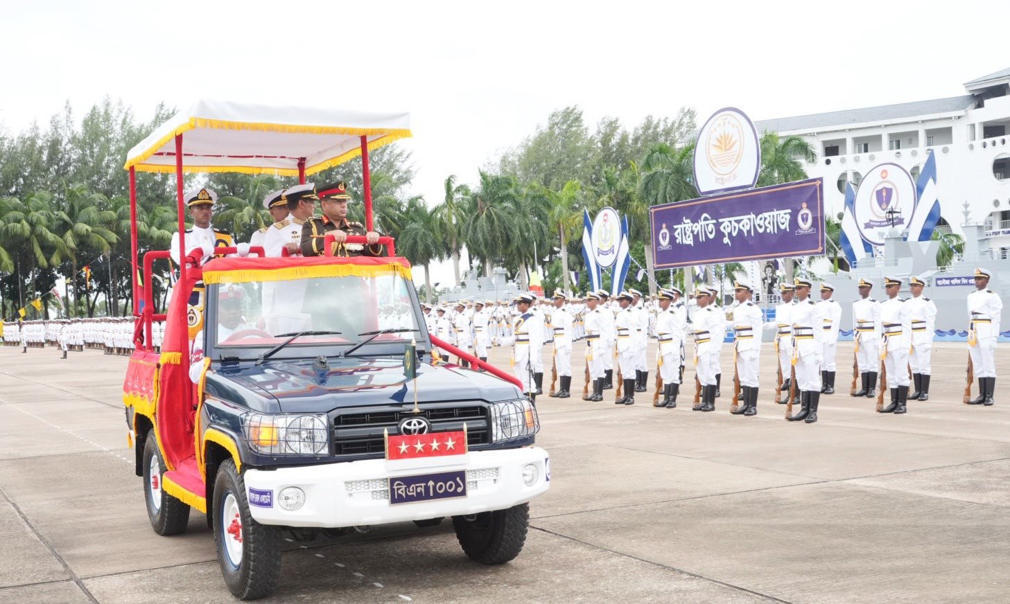 বাংলাদেশ নেভাল একাডেমিতে গ্রীষ্মকালীন রাষ্ট্রপতি কুচকাওয়াজ পরিদর্শন করলেন সেনাবাহিনী প্রধান