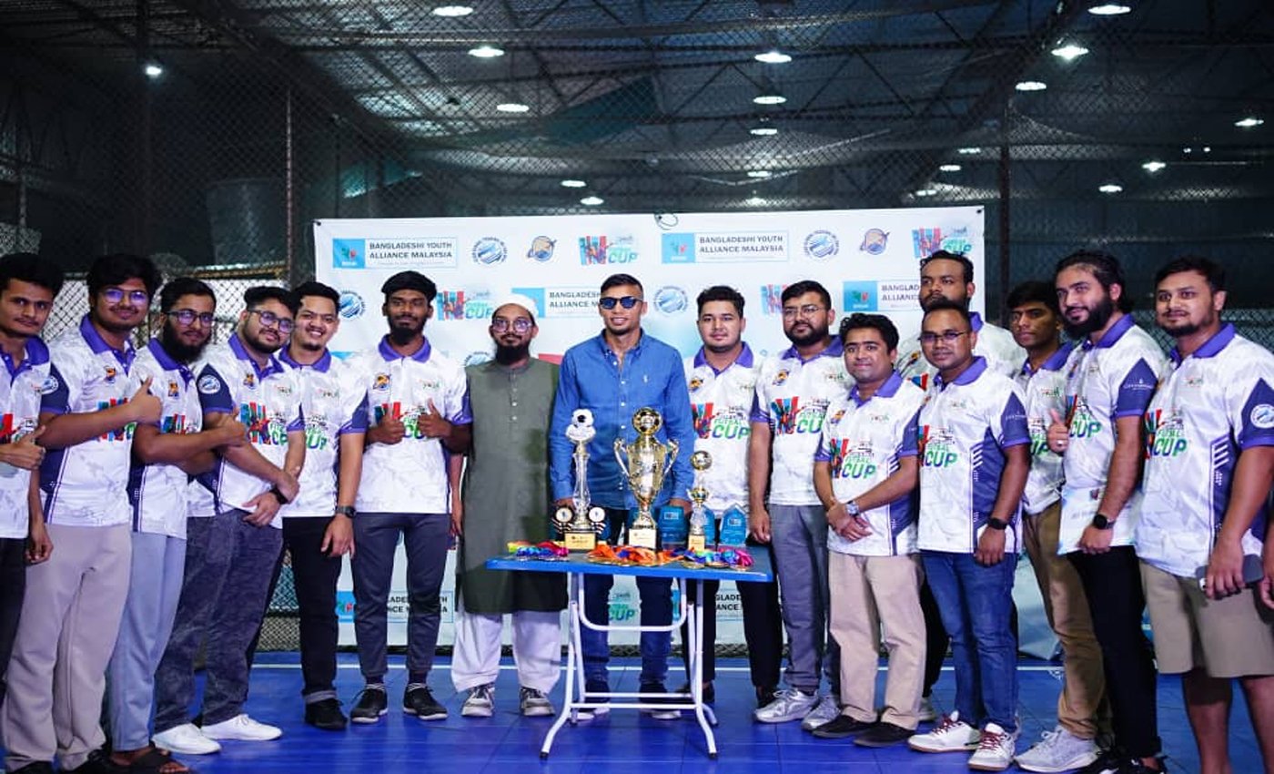 মালয়েশিয়ায় ১০ দলের ফুটসাল টুর্নামেন্টে চ্যাম্পিয়ন ট্রফি তুলে দেন বাংলাদেশ জাতীয় ফুটবল দলের অধিনায়ক জামাল ভূঁইয়া।