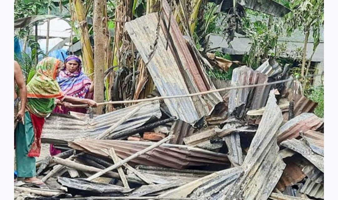 মান্দায় গোয়ালঘরে অগ্নিকাণ্ডের ঘটনায় গরু ছাগল পুড়ে গেছে