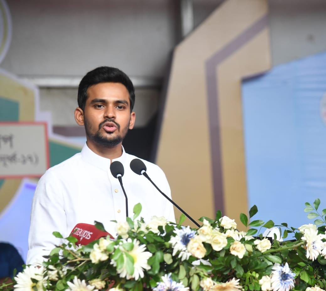 জাতীয় গোল্ডকাপ ফুটবল টুর্নামেন্ট-২০২৪ এর পুরস্কার বিতরণী অনুষ্ঠানে উপদেষ্টা আসিফ মাহমুদ