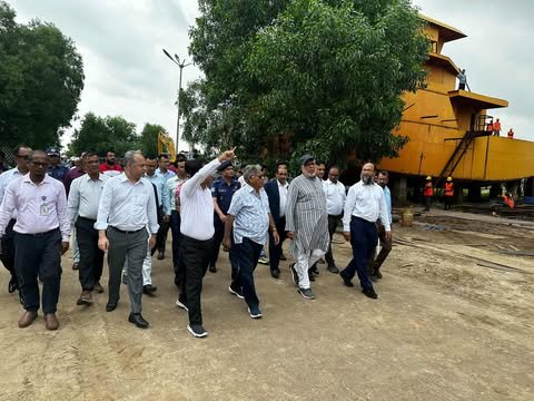 মুন্সিগঞ্জ ও নারায়ণগঞ্জে বিআইডব্লিউটিসি'র জলযান নির্মাণ কাজ পরিদর্শন করলেন, - নৌপরিবহন এবং শ্রম ও কর্মসংস্থান উপদেষ্টা ও বিদ্যুৎ, জ্বালানি ও খনিজ সম্পদ উপদেষ্টা