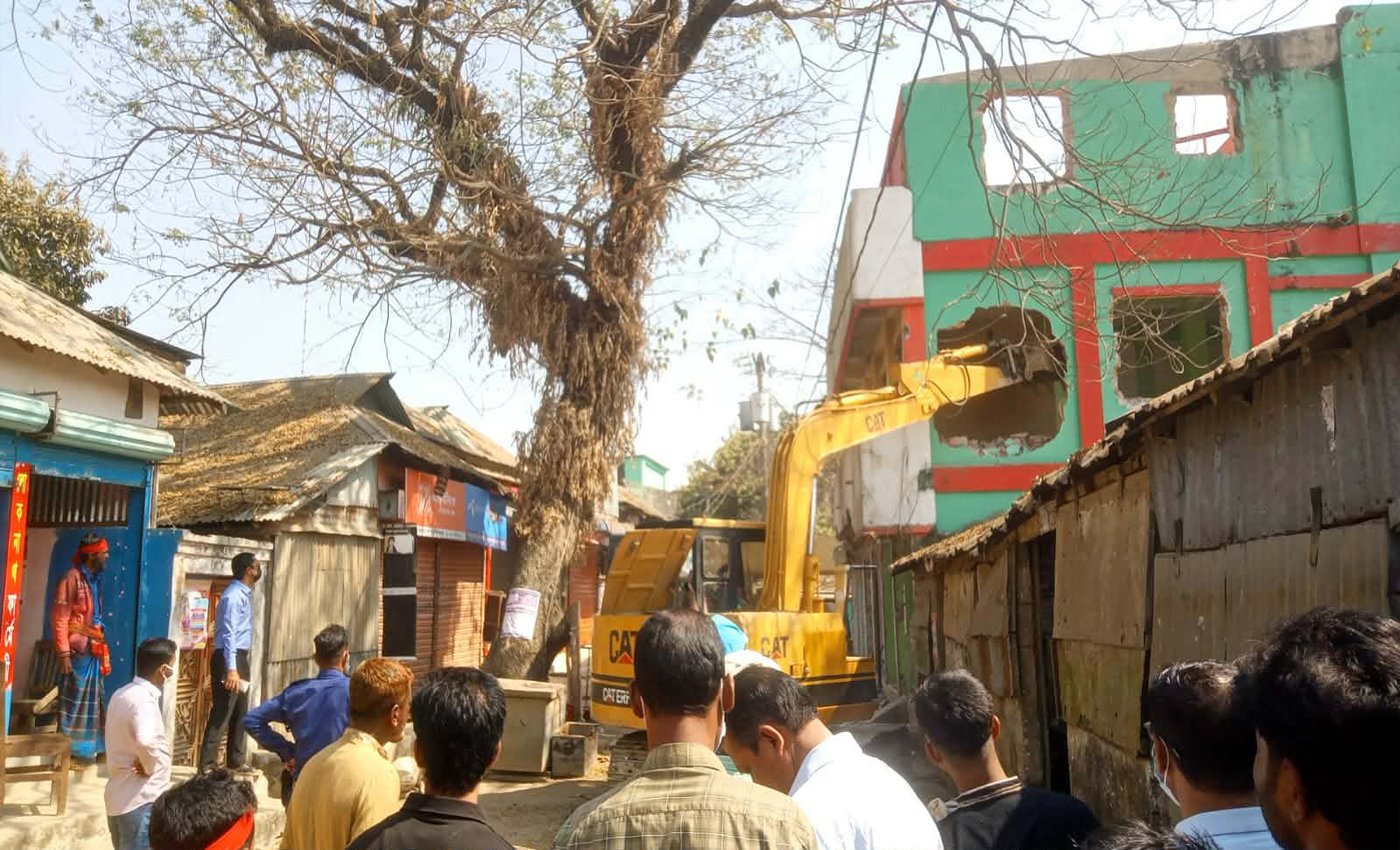 সুনামগঞ্জের মধ্যনগরে অবৈধ স্থাপনা উচ্ছেদ অভিযান।