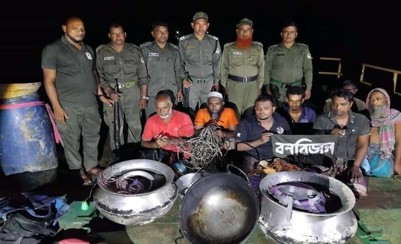 সুন্দরবনে হরিণ শিকারের প্রস্তুতিকালে ৭ শিকারী আটক