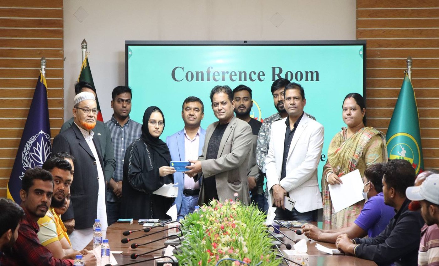 গাজীপুর মেট্রোপলিটন পুলিশের উদ্যোগে ৫৪টি হারানো মোবাইল ফোন উদ্ধার