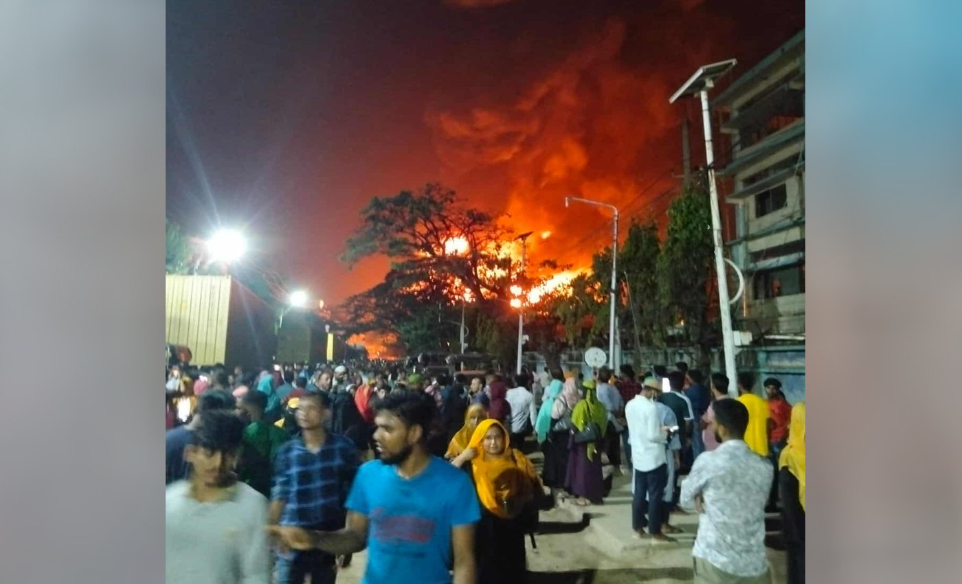 চট্টগ্রাম ইপিজেডে ভয়াবহ অগ্নিকাণ্ড: পানির সংকটে ফায়ার সার্ভিসের হিমশিম, ধসে পড়েছে ভবনের অংশ