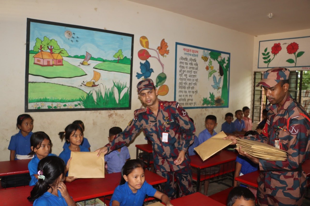 বিজিবির মানবিক উদ্যোগ: বান্দরবানের বলিপাড়ায ২৭০ জন শিক্ষার্থীর মাঝে শিক্ষা উপকরণ বিতরণ