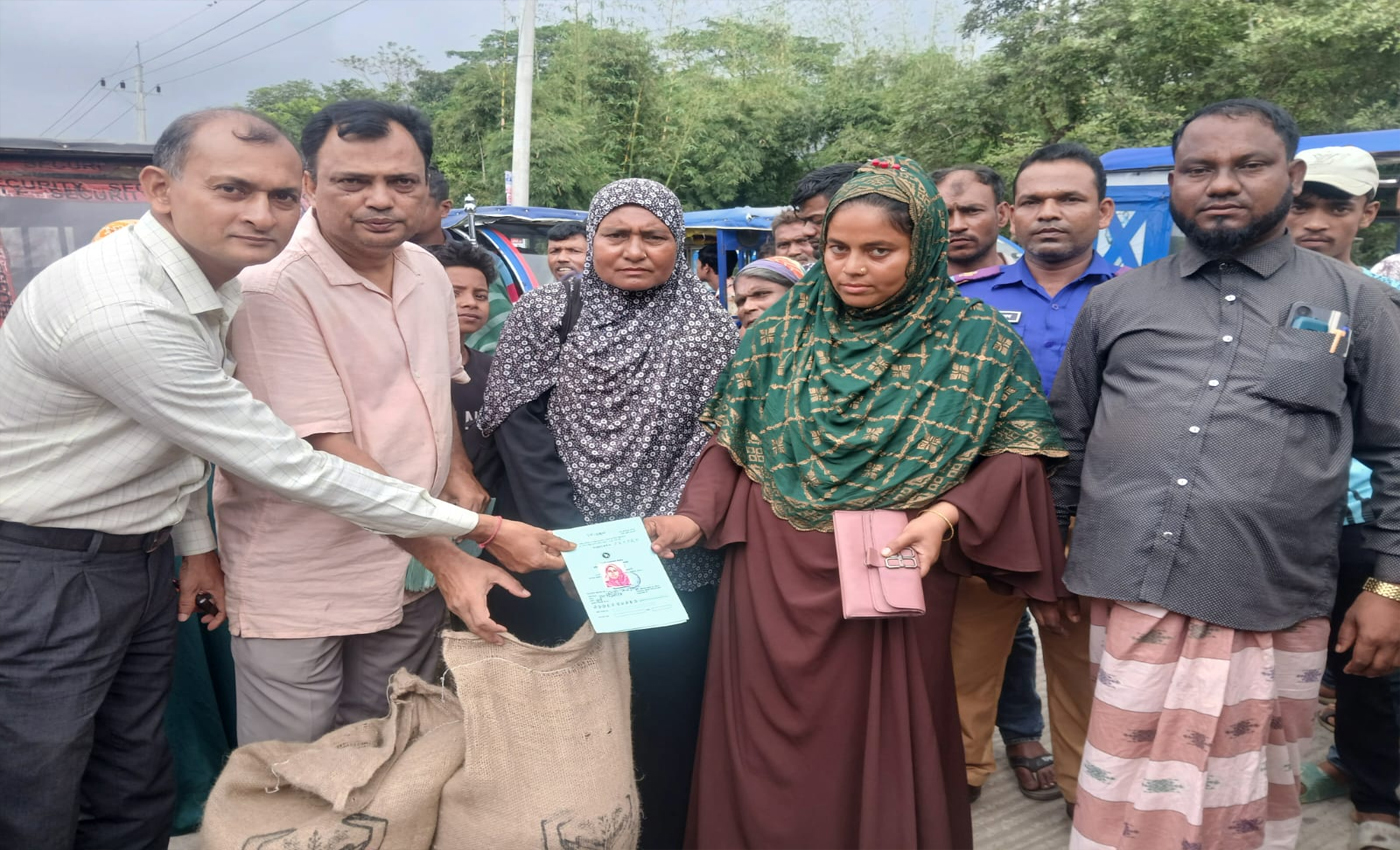 “অসহায় মানুষের পাশে সরকার” — পাথারিয়ায় ২৫০ পরিবার পেল চাল সহায়তা