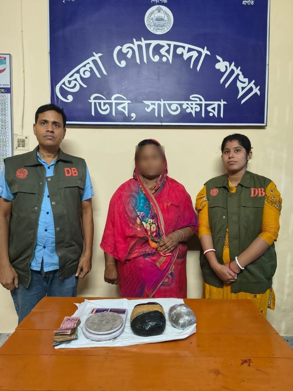 সাতক্ষীরা জেলা গোয়েন্দা শাখা (ডিবি) কর্তৃক মাদকবিরোধী বিশেষ অভিযানে ৭০০  গ্রাম গাঁজা সহ ০১ জন গ্রেফতার