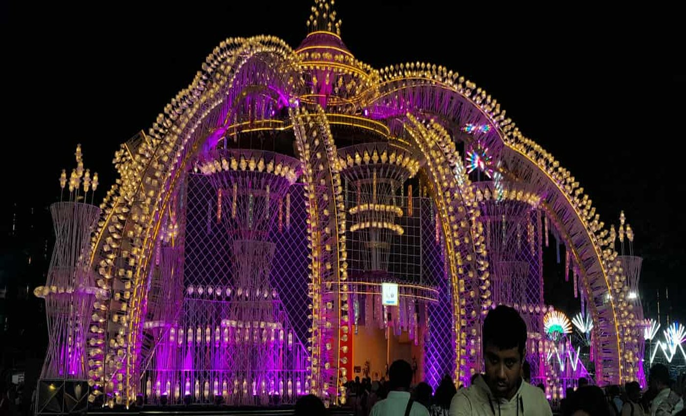 চন্দননগরের জগদ্ধাত্রী পুজোকে টেক্কা দিতে - কলকাতাতেও জগদ্ধাত্রী পূজো বাড়ছে।