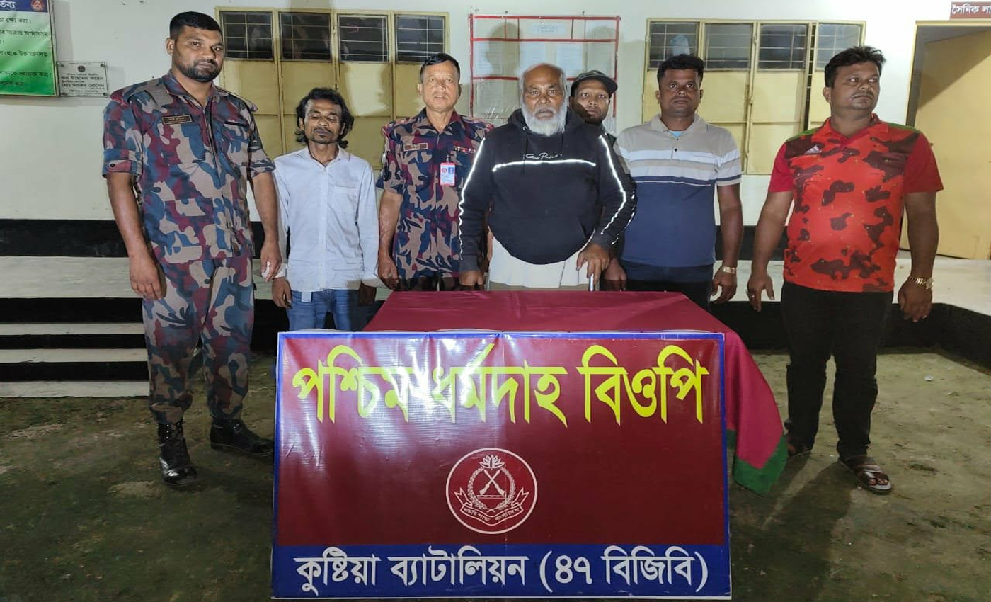 কুষ্টিয়ায় হারানো মানসিক ভারসাম্যহীন যুবককে পরিবারের কাছে ফিরিয়েছে বিজিবি