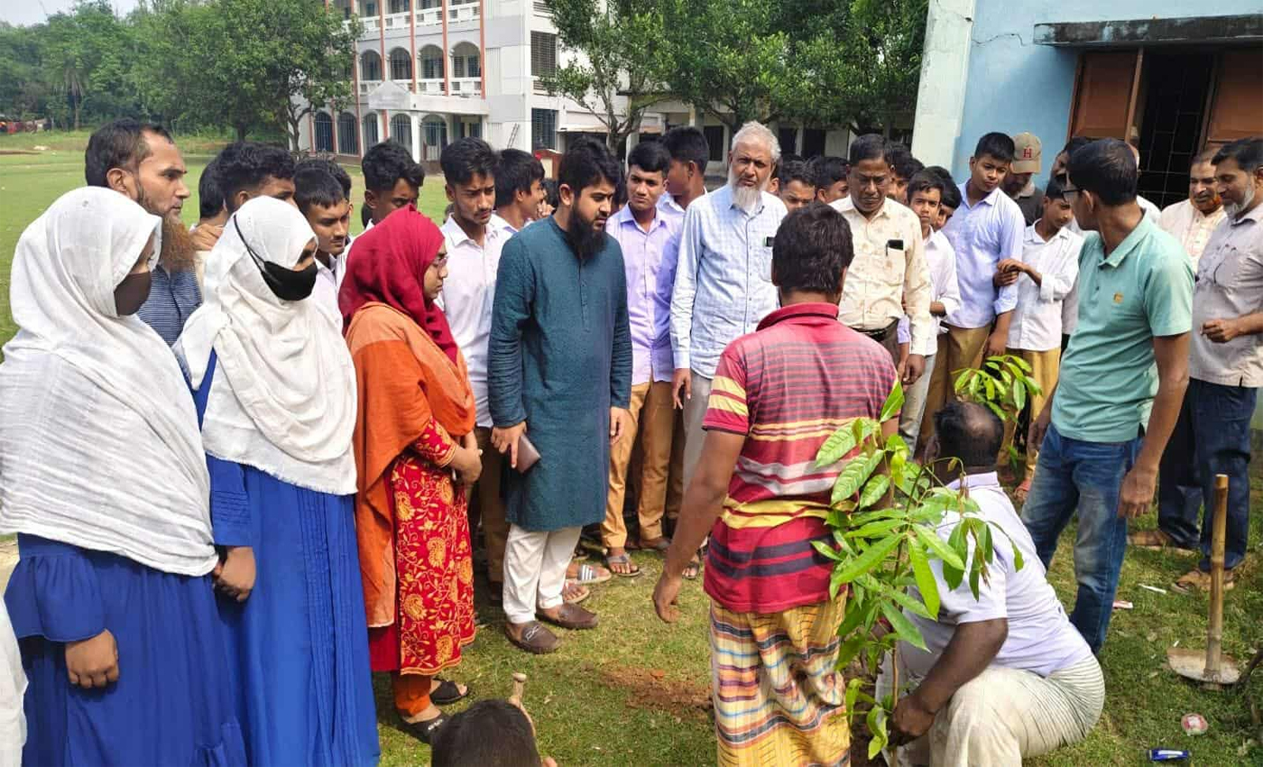 মাদক ছাড়ার শপথে গাছ লাগালেন উপজেলা নির্বাহী কর্মকর্তার পাশে আসা মাদকসেবীরা