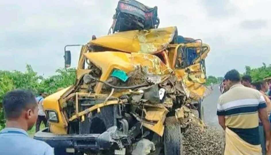 নওগাঁয় এক ট্রাককে আরেক ট্রাকের ধাক্কা; নিহত ১