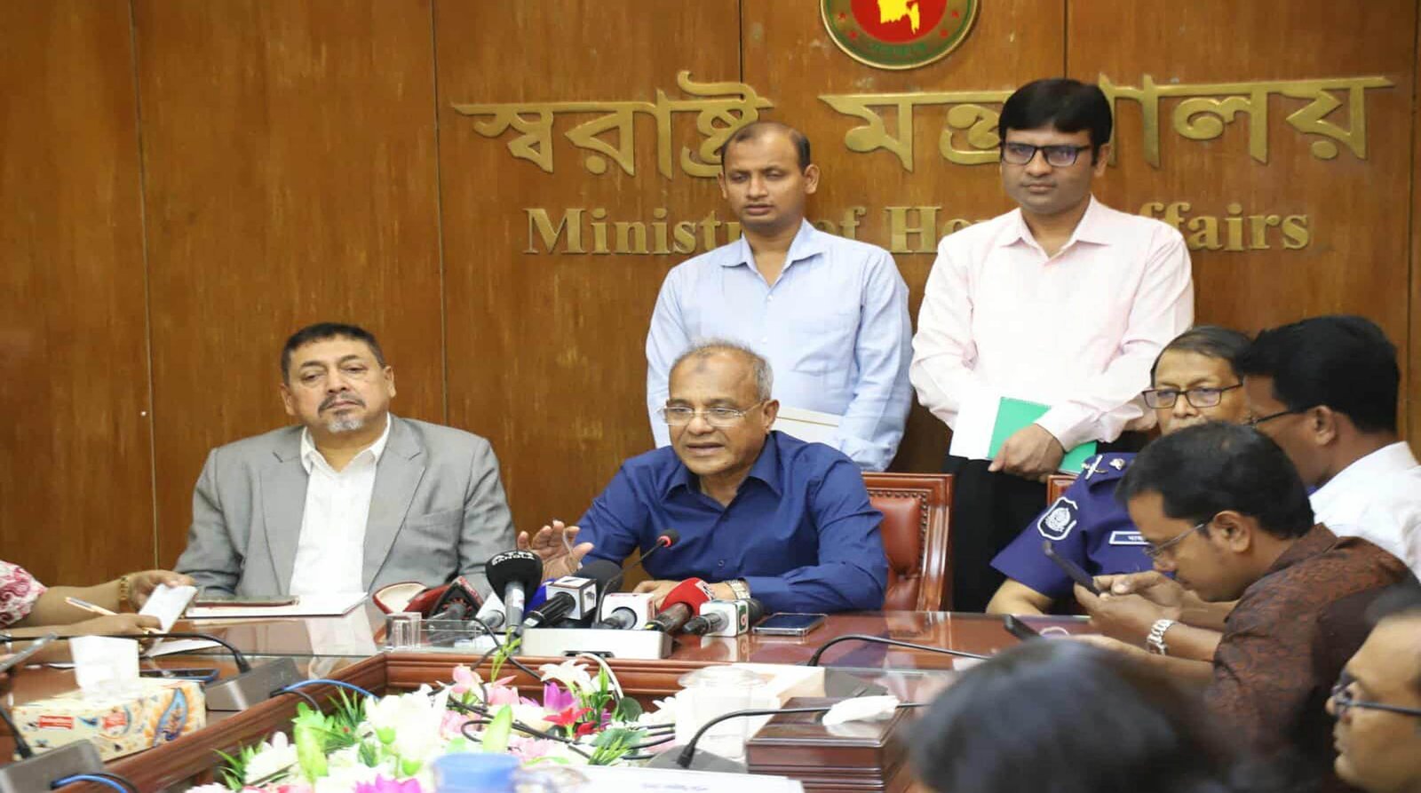 লুট হওয়া অস্ত্র ও গুলি উদ্ধারে পুরস্কারের ঘোষণা স্বরাষ্ট্র উপদেষ্টার