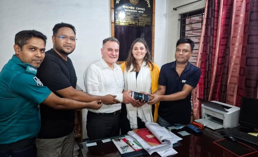 কলাবাগান থানা পুলিশের দ্রুত পদক্ষেপে ইতালীয় নাগরিকের হারানো মোবাইল উদ্ধার