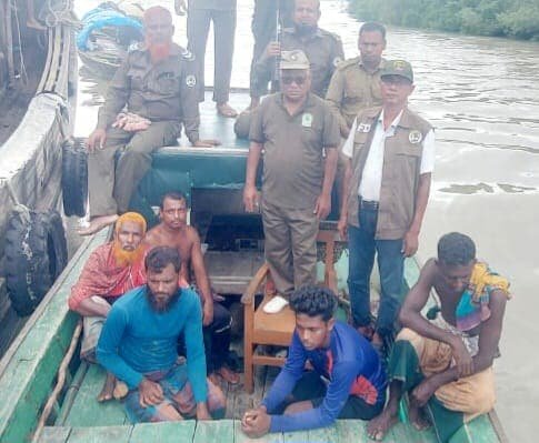 সুন্দরবনে অবৈধভাবে মাছ ধরার অপরাধে পাঁচ জেলে আটক
