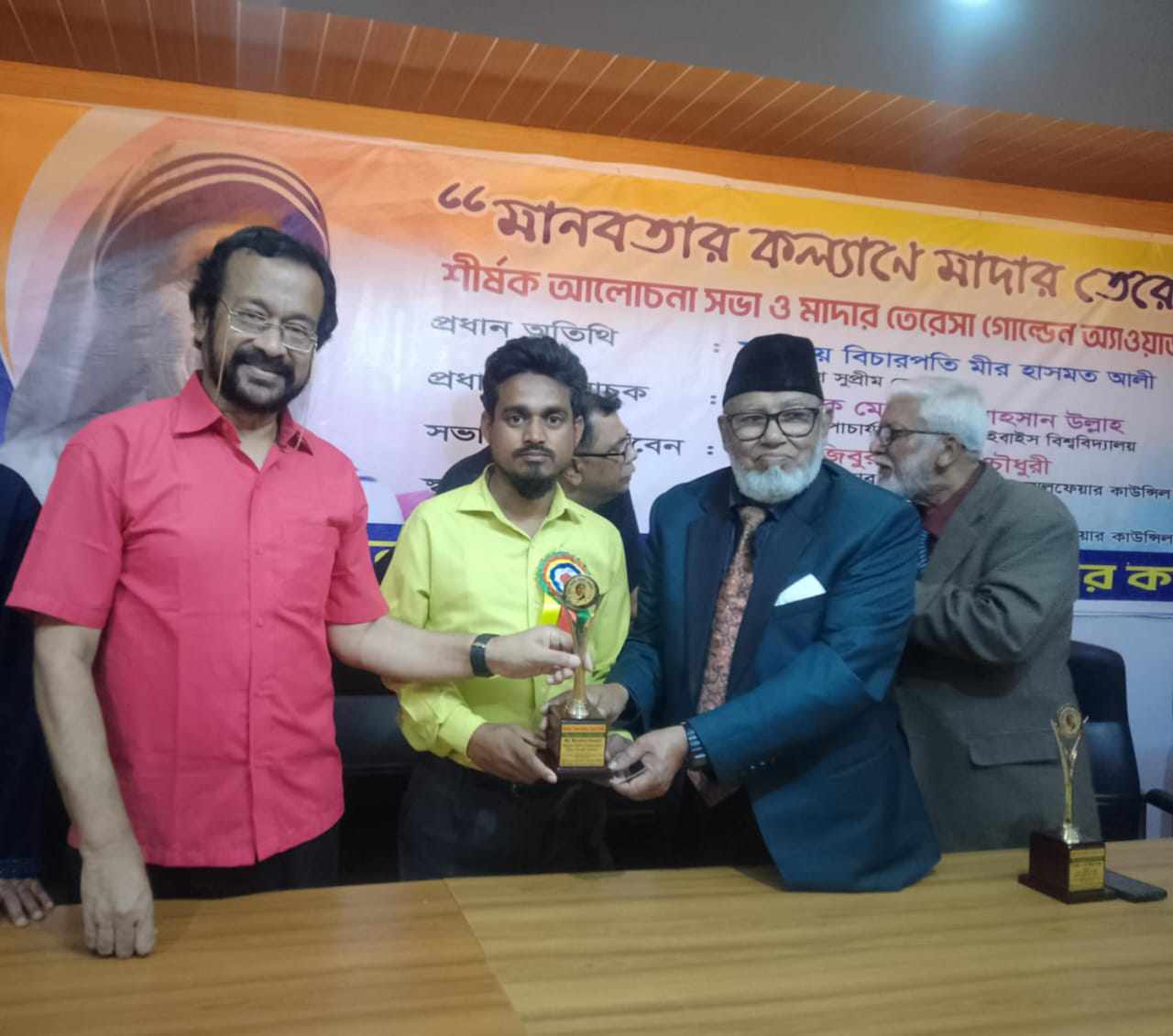 দ্বিতীয়বারের মতো ‘মাদার তেরেসা গোল্ডেন অ্যাওয়ার্ড' অর্জন করেছেন তরুণ ও প্রতিবাদী সাংবাদিক মুজাহিদ হোসেন