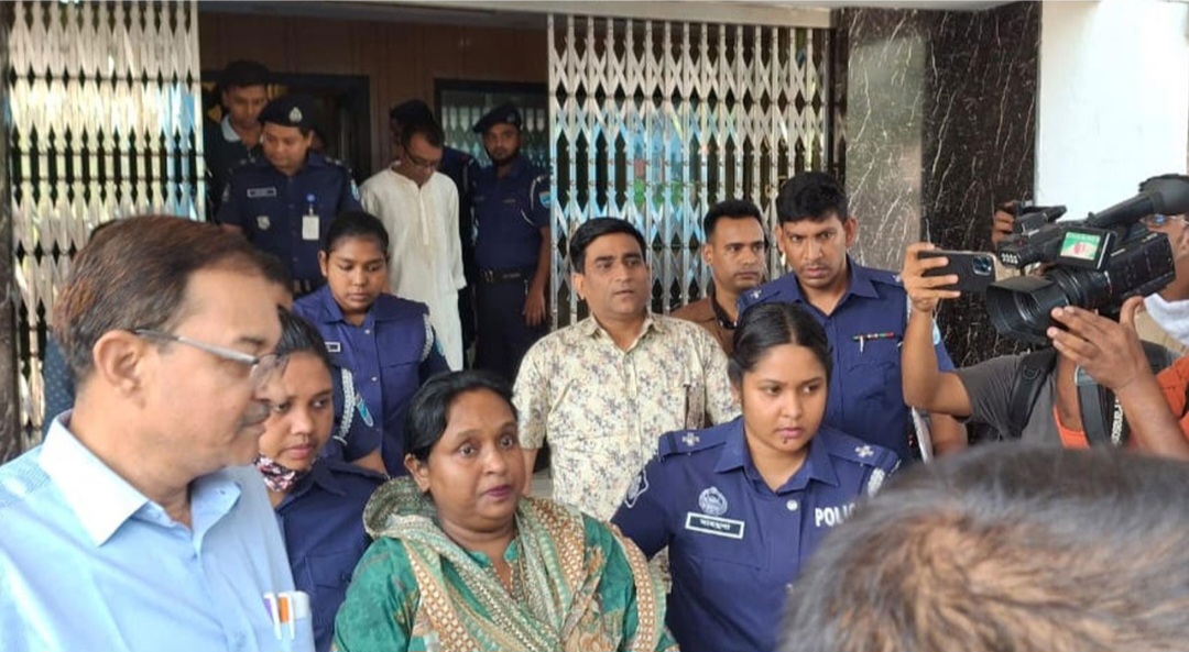 আইভীর মুক্তির দাবিতে, হাজার হাজার এলাকাবাসী বাড়ির সামনে