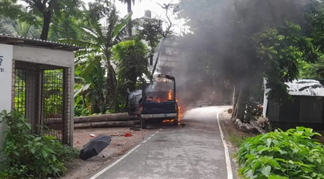 গোপালগঞ্জে পুলিশের গাড়িতে আগুন