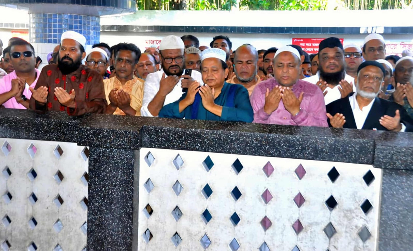 সিলেট-৬: মাজার জিয়ারতের মধ্যদিয়ে আনুষ্ঠানিক নির্বাচনী প্রচারণা শুরু এমরান চৌধুরীর