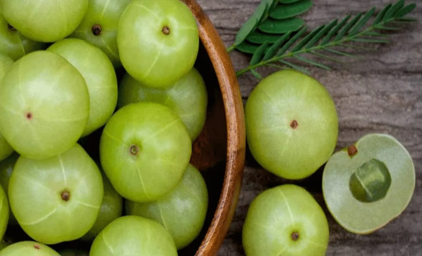 আমলকী ত্বক ও চুলে আনে প্রাকৃতিক উজ্জ্বলতা