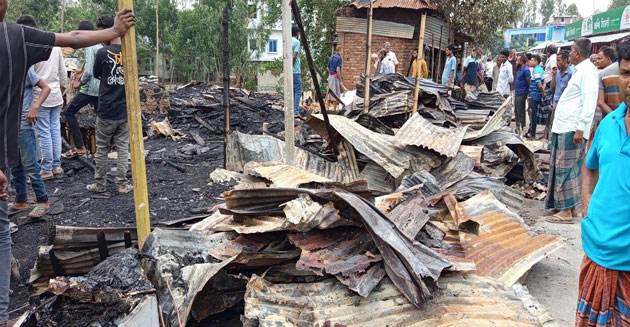 নওগাঁর মান্দায় আগুনে পুড়লো সাতটি দোকান