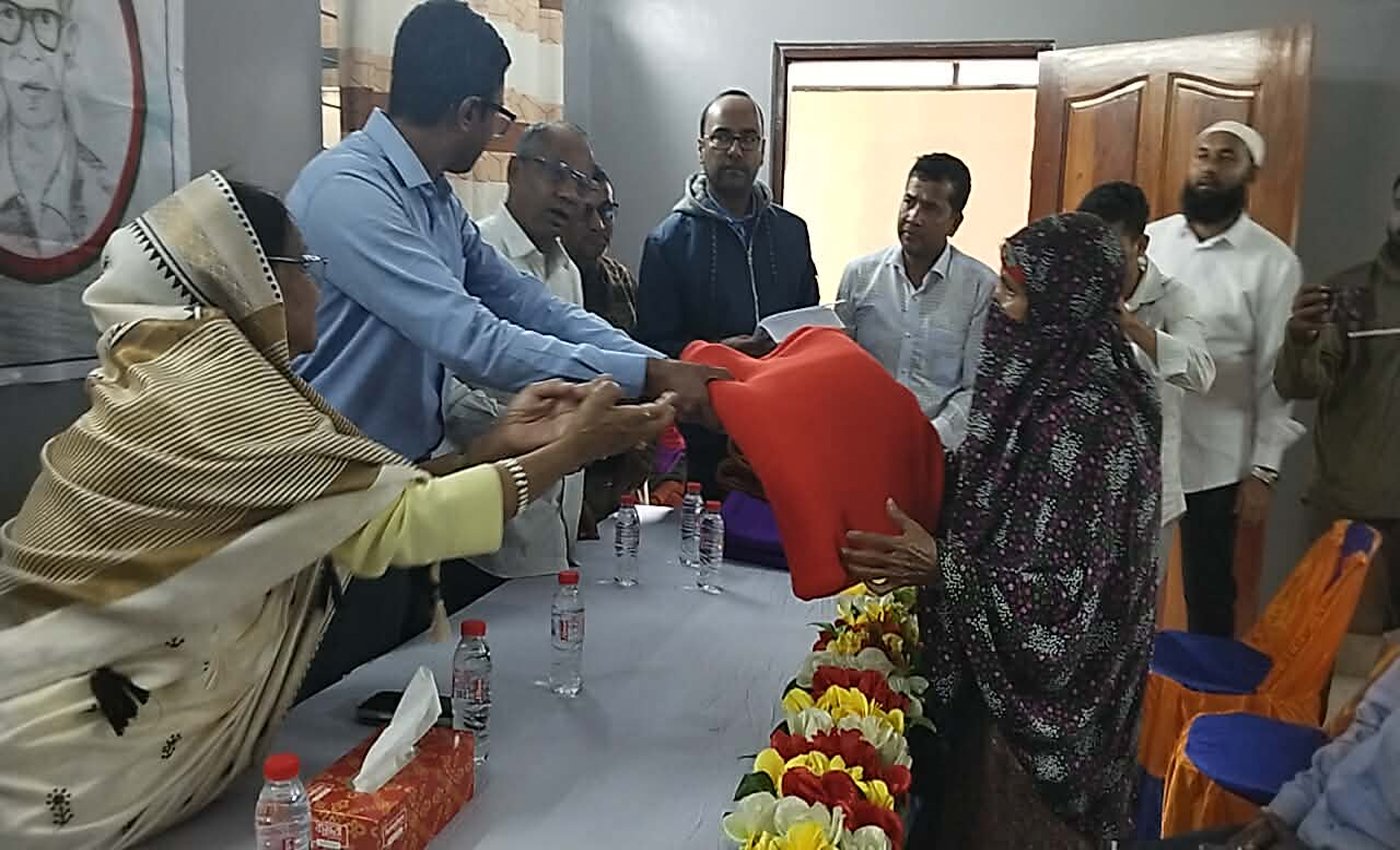 মধ্যনগরে এস পি রায় ফাউন্ডেশনের উদ্যোগে শীত বস্র বিতরণ।