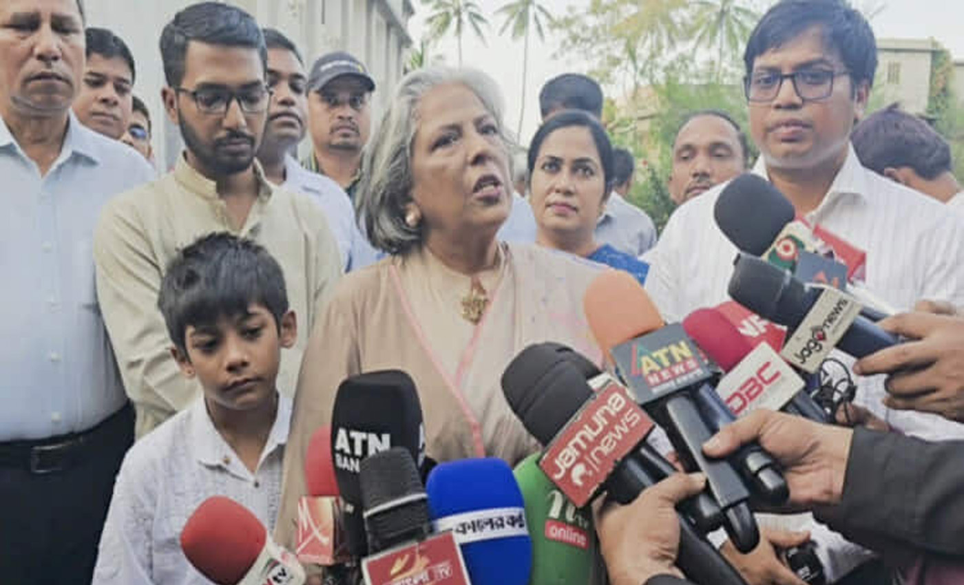 উপদেষ্টা শারমীন এস মুরশিদ পরিদর্শন করলেন মির্জাপুরের ঐতিহ্যবাহী দুর্গা মন্দির