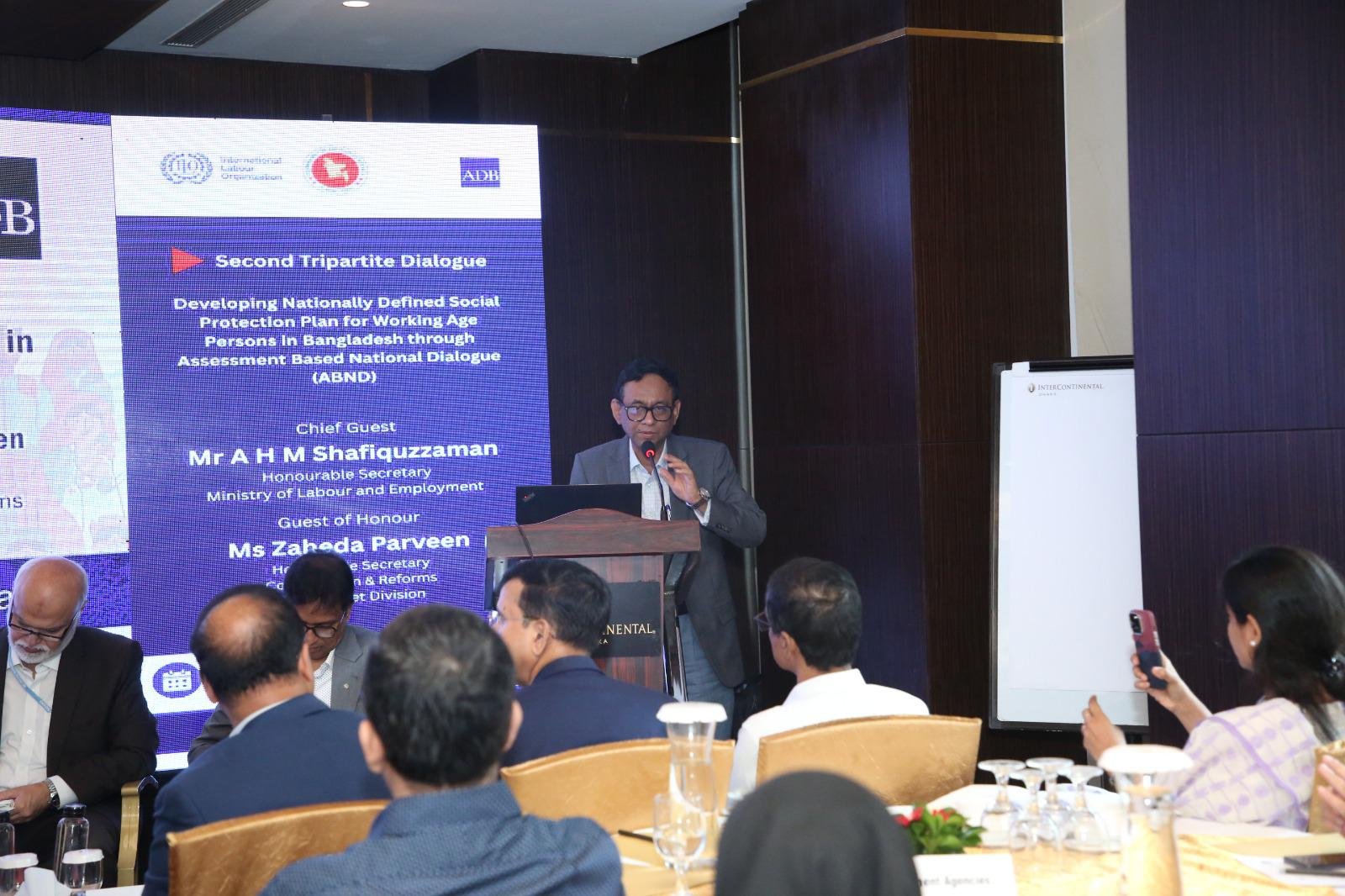 মূল্যায়নভিত্তিক জাতীয় সংলাপের মাধ্যমে শ্রমিকদের সামাজিক সুরক্ষা নীতিমালা প্রণয়ন বিষয়ক আলোচনা অনুষ্ঠিত